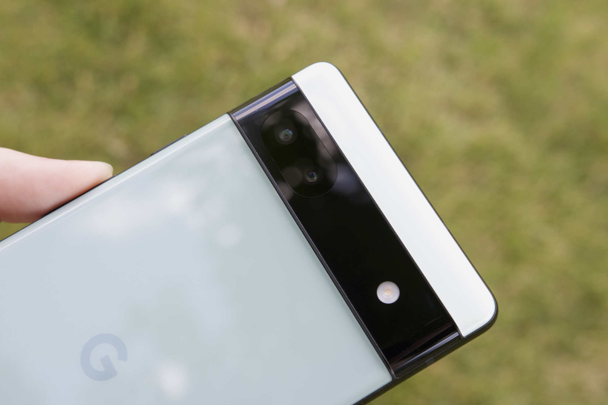 Bagian belakang Google Pixel 6a. Ini adalah bidikan close-up yang berfokus pada bilah kamera belakang ponsel.